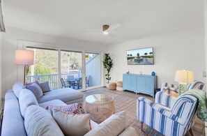 Smart-tv, een dvd-speler, een tafeltennistafel en een printer