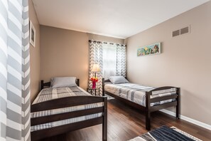 4 bedrooms, iron/ironing board, internet, bed sheets