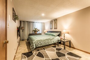 4 habitaciones, tabla de planchar con plancha, internet y ropa de cama 