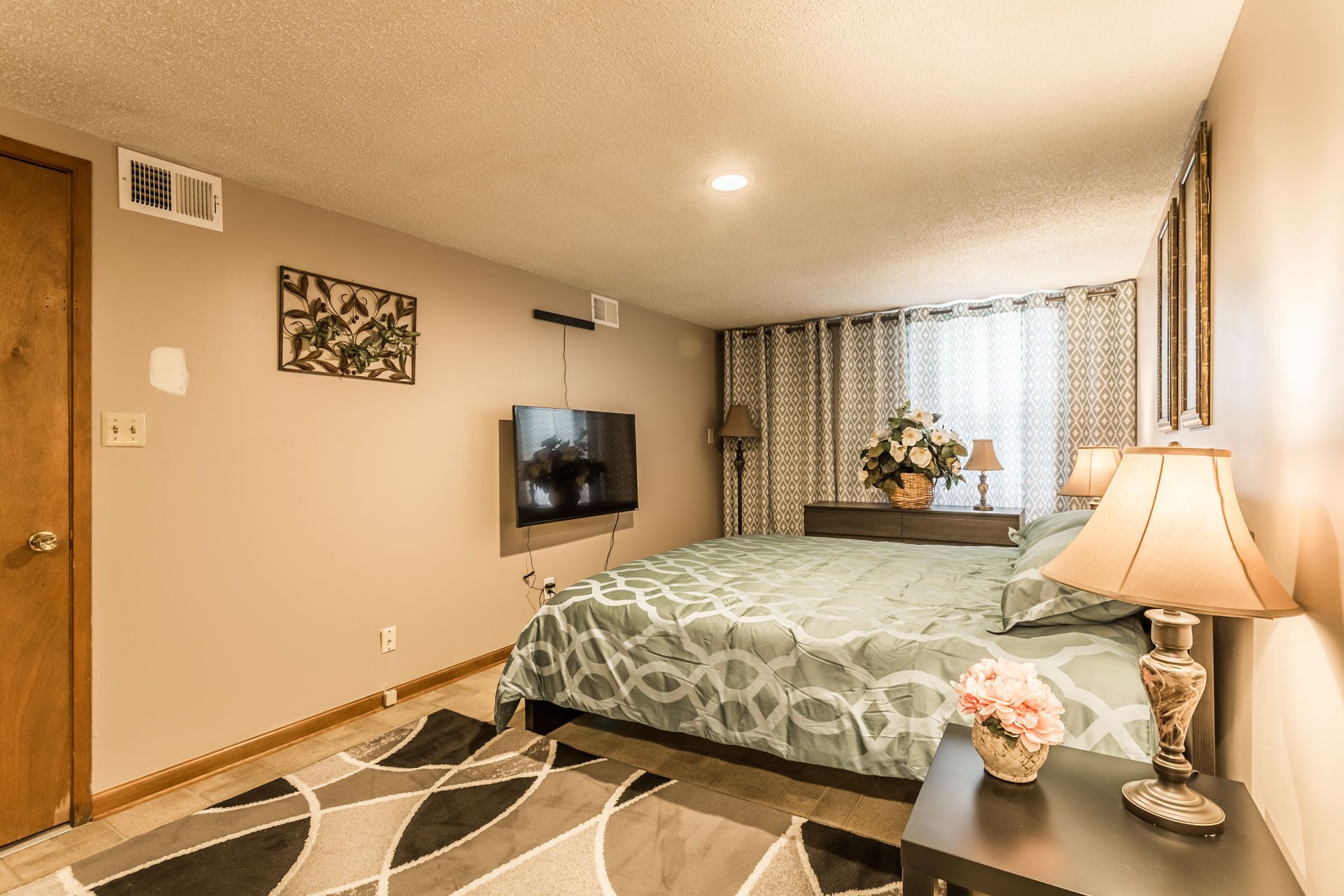 4 quartos, ferros/tábuas de passar roupa, acesso à internet