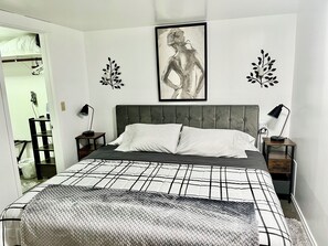 1 Schlafzimmer, Zimmersafe, Schreibtisch, Bügeleisen/Bügelbrett