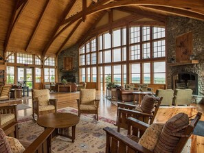 Interior - Soaring Eagle #404: 3 bedroom 2 bath Corner Penthouse. (Snowshoe)