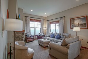 TV, fireplace - Soaring Eagle #404: 3 bedroom 2 bath Corner Penthouse. (Snowshoe)