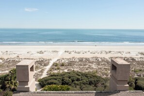 Plage, chaises longues, serviettes de plage