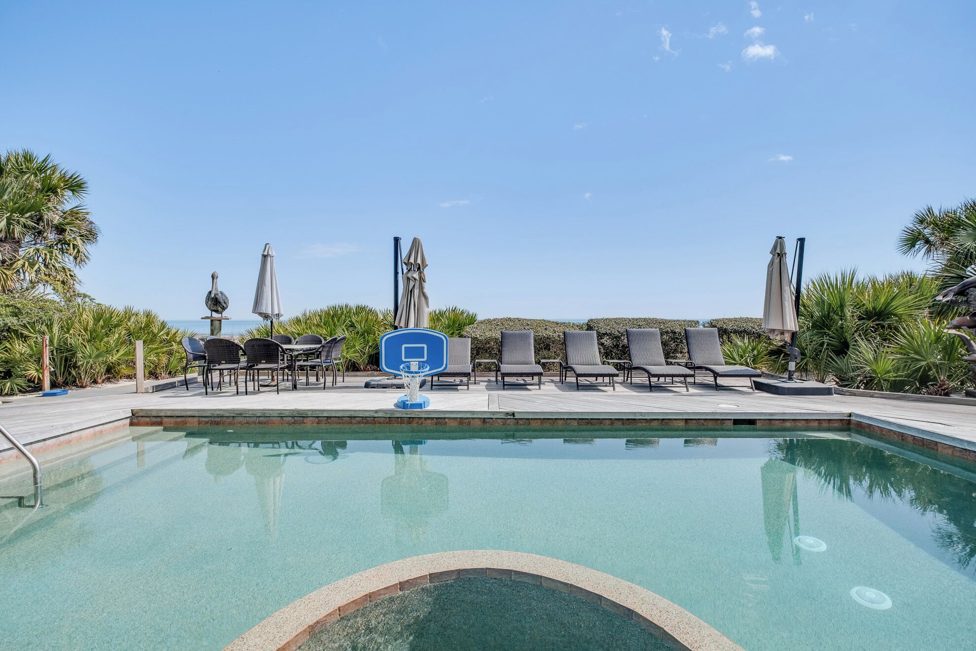 Una piscina al aire libre, una piscina climatizada