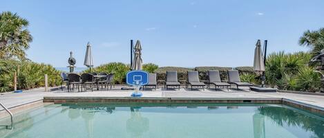 Una piscina al aire libre, una piscina climatizada