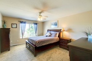 2 bedrooms, iron/ironing board, internet, bed sheets - Pet Friendly-10 min to Peterson AFB-Pool Table (Colorado Springs)