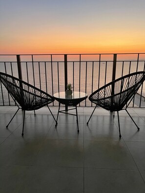 Terrace/patio - On the beach 2 bed 2 bath Great for couples, famillies Corner unit. Ocean views  (Puerto Vallarta)