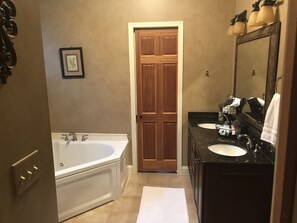 Kombination af bruser/badekar, boblebadekar, hårtørrer, håndklæder