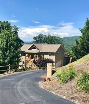 Exterior - Great location, beautiful mountain and sunset views, hot tub and shuffleboard. (Fairview)