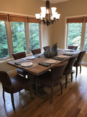 Dining - Great location, beautiful mountain and sunset views, hot tub and shuffleboard. (Fairview)