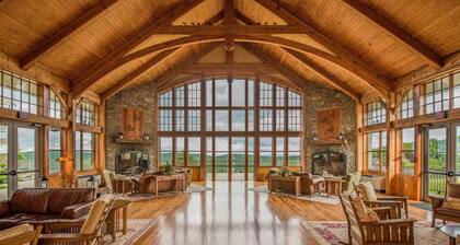 3 bedroom, 2 Full Baths, Slope Side. Outdoor Hot Tubs on Site. Ski Lift overlook.