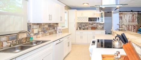 冷蔵庫、電子レンジ、コンロ、食器洗い機