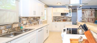 DOLPHIN HOUSE-MINUTES FROM BEACHES, SHOPPING & RIVERWALK! BEAUTIFULLY RENOVATED.