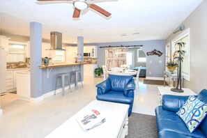 Smart TV, libros y oficina 