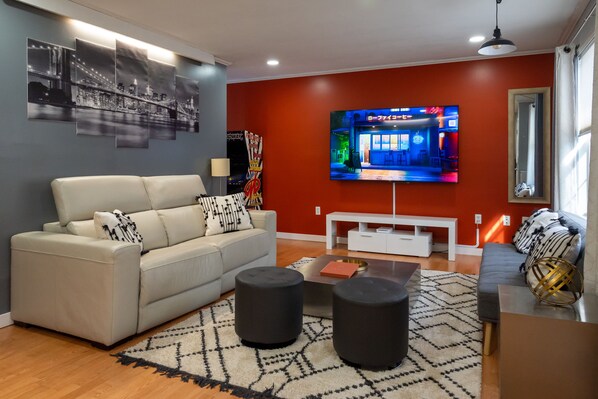 TV, fireplace, video games, stereo - Urban Edition (Long Pond)