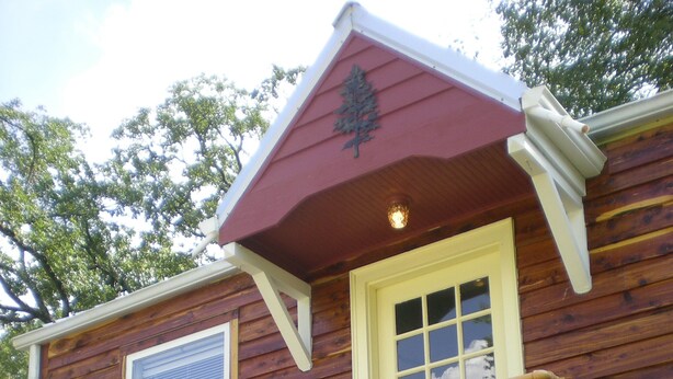 A wooden house with a front door, a mailbox, and a number 904 sign. - Cedar Haven Rolla - Relax in comfort close to downtown! (Rolla)
