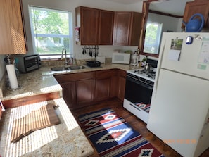 Fridge, microwave, oven, stovetop - Cedar Haven Rolla - Relax in comfort close to downtown! (Rolla)