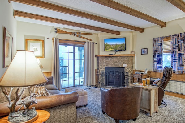 Televisión y chimenea