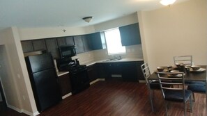 ثلاجة، ميكروويف، فرن، موقد طهي مسطح