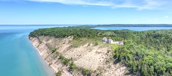Maple at Lake Bluff Preserve-Spectacular Lake Michigan Views-Sleeps 12