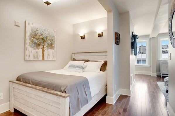 Iron/ironing board, WiFi, bed sheets - Stadium District Room With A View (Tacoma)