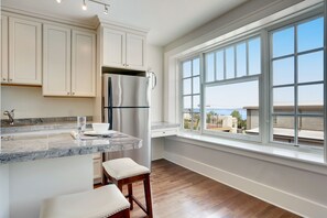 Fridge, microwave, oven, stovetop - Stadium District Room With A View (Tacoma)
