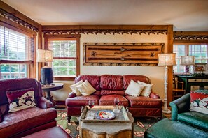 Een televisie en een open haard