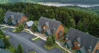 Camp 4 # 11: 3 Bedrooms + Bonus Sleeping Den, 3.5 Baths: Slope Side