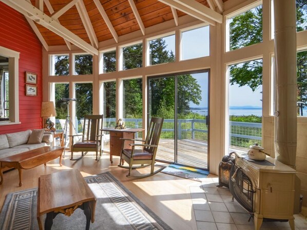 Smart TV, lareira, DVD player, videoteca