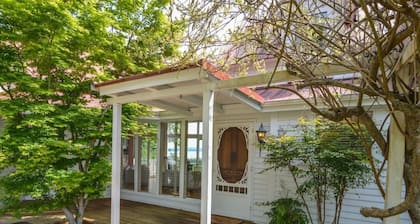 Encantadora finca frente al mar de 4 dormitorios en una superficie con playa privada y boya.