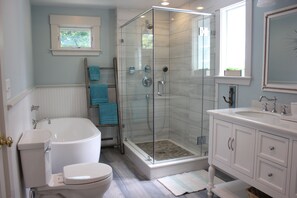 Badewanne, Haartrockner, Handtücher, Seife