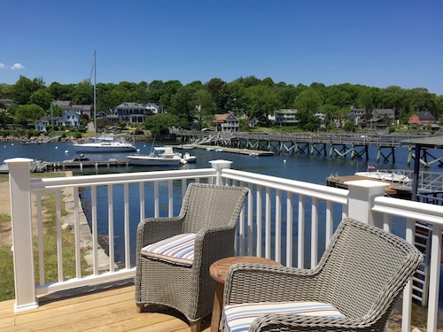 Waterfront Living w Stunning Views, Beautiful Decor, Kayaks, Private drive
