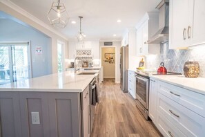 Fridge, microwave, oven, stovetop - Xmas Available! Reynolds Lakefront & Golf w/kayaks (Greensboro)