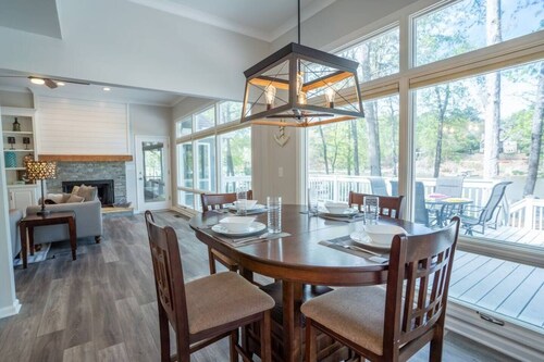 Reynolds lakefront golfers paradise with kayaks