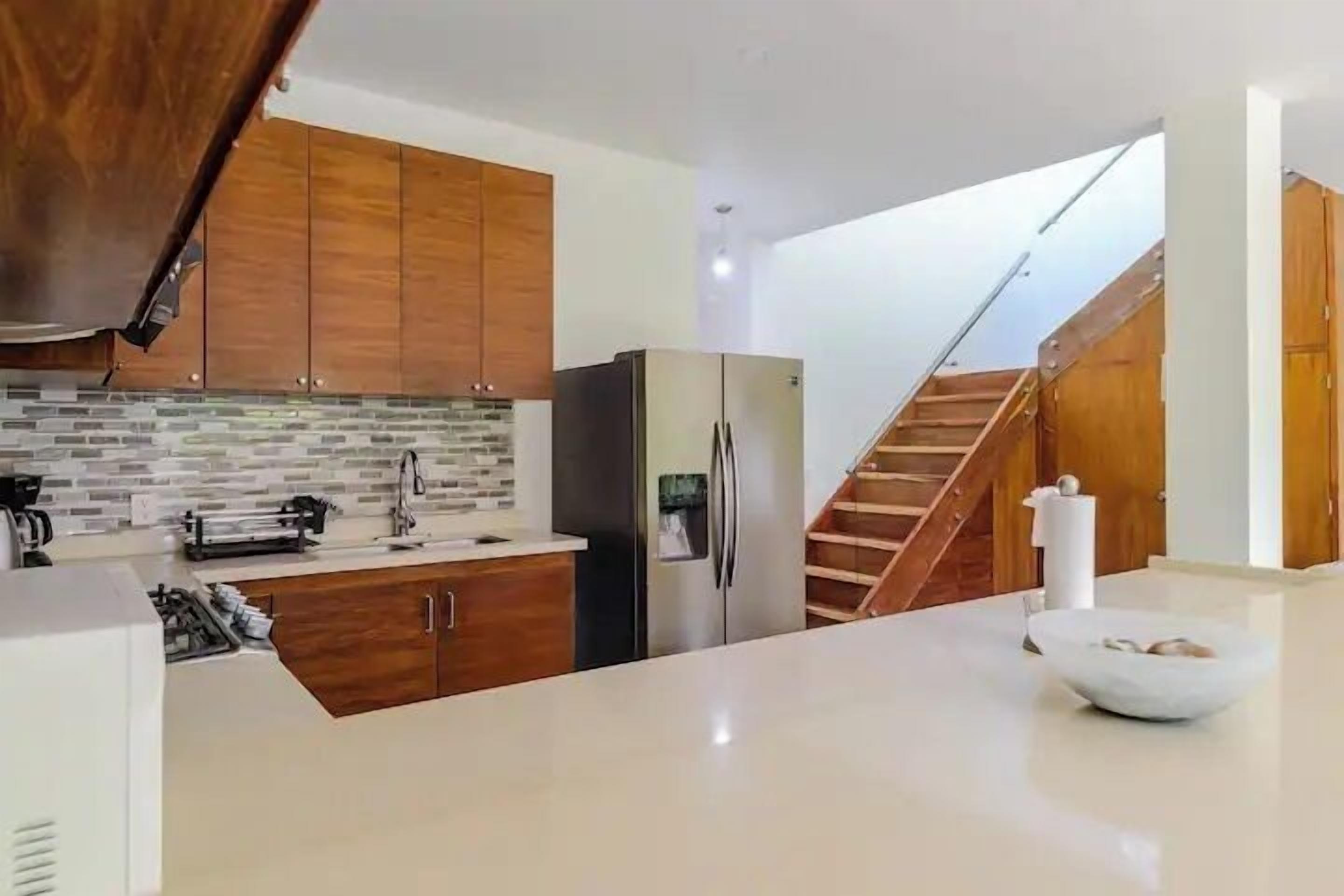 Frigorífico, microondas, horno y placa de cocina
