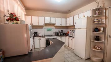 Rumah Eksklusif | Dapur pribadi | Lemari es besar, microwave, kompor, dan mesin pembuat kopi/teh