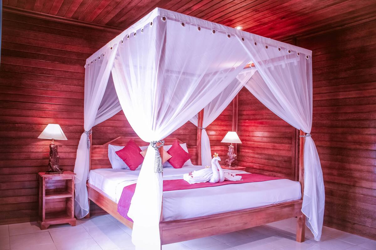 Ropa de cama de alta calidad, escritorio y cortinas blackout