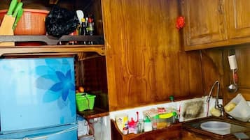 Cabana estàndard, diversos llits, vistes a l'oceà | Zona per cuinar compartida | Placa de cuina i utensilis de cuina, vaixella i coberteria