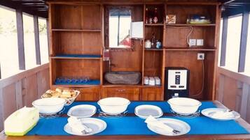 Un buffet en bois, avec divers plats et ustensiles disposés sur un tapis bleu.