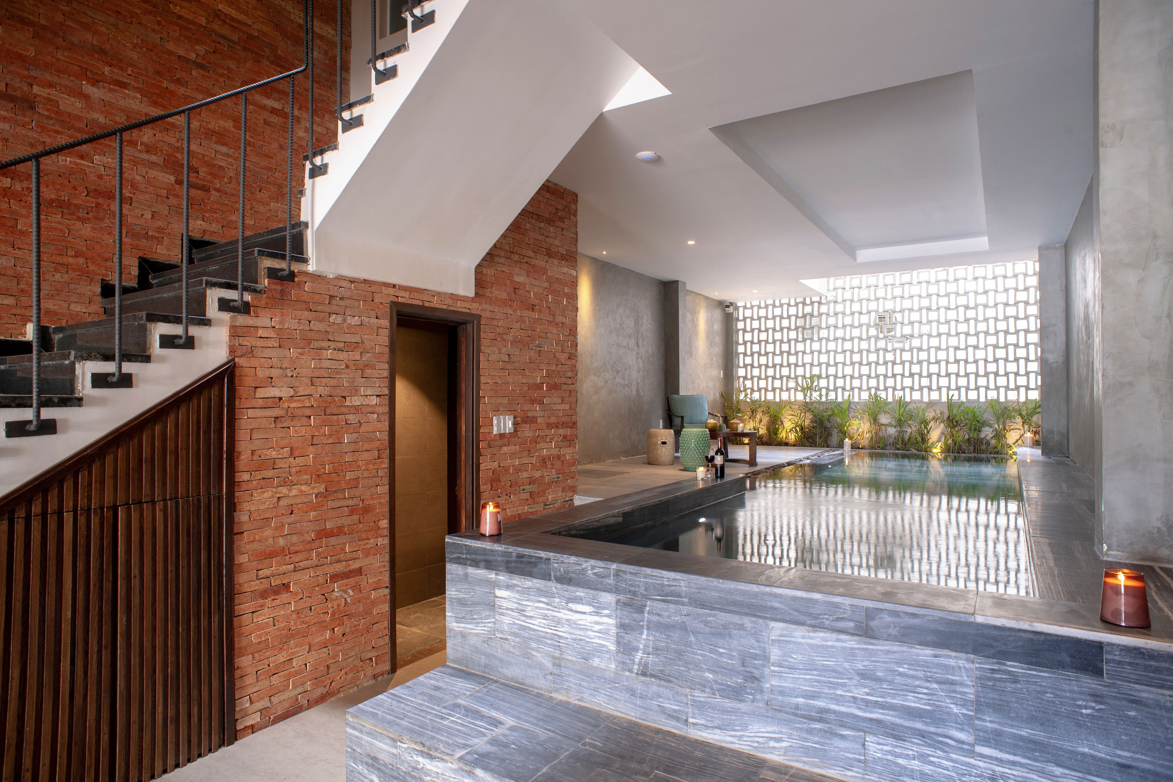 Indoor pool, sun loungers