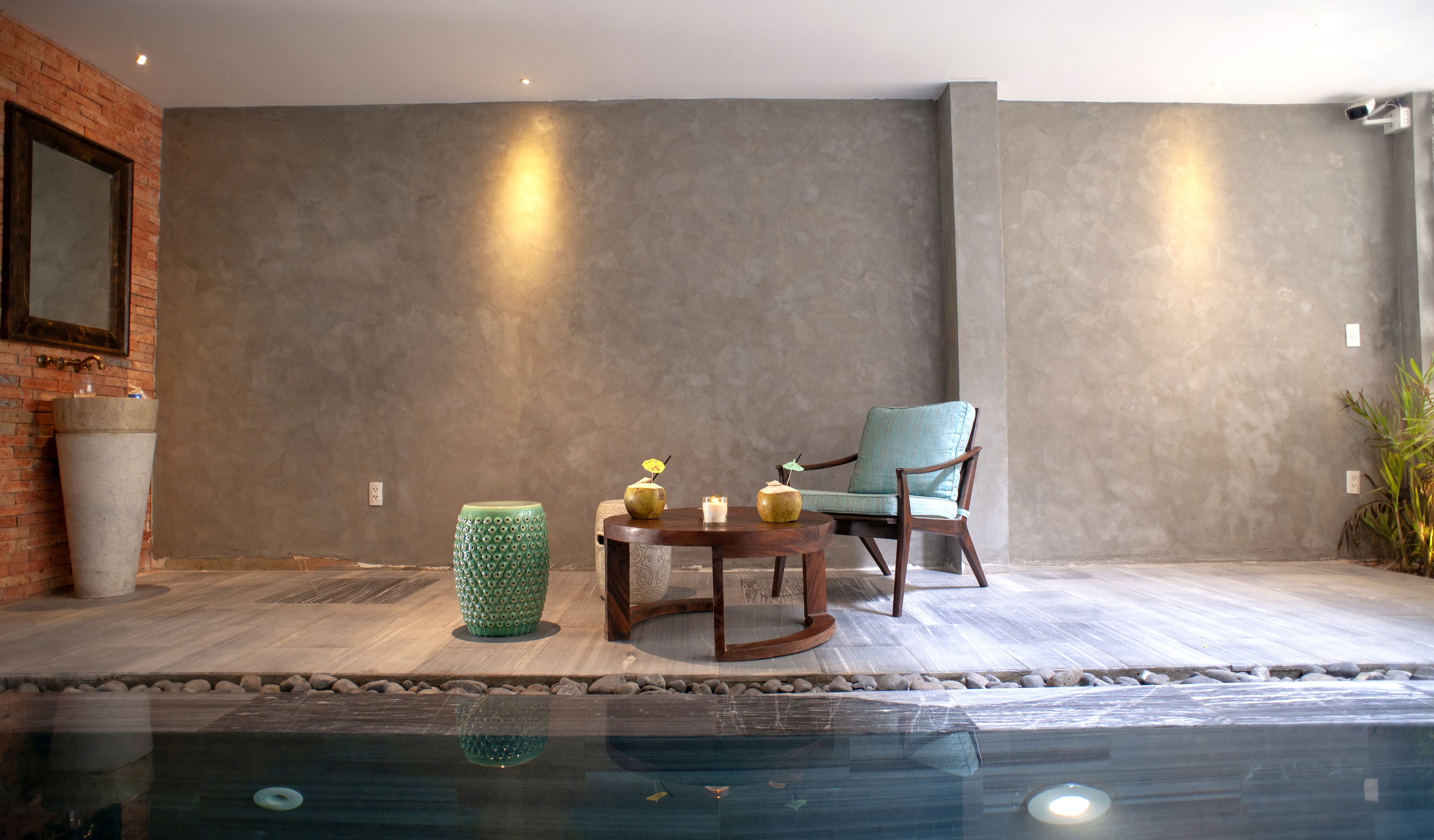 Indoor pool, sun loungers