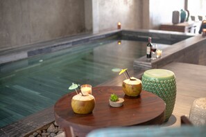 Una piscina cubierta, tumbonas