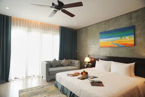 Apartamento, 1 cama de matrimonio grande, vistas a la ciudad | Caja fuerte, decoración individual, mobiliario individual y escritorio