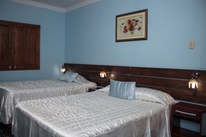 A room with two beds, wooden headboards, and a framed picture on the wall. - Mar Azul (Cienfuegos)