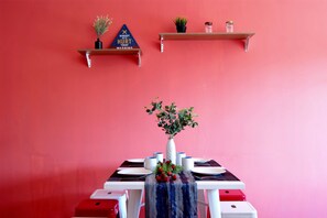 Family Apartment, 3 Bedrooms | In-room dining