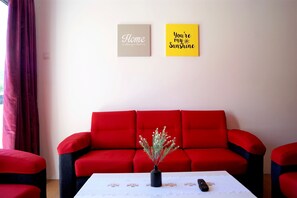 Apartamento família, 3 quartos | Sala de estar | TV LCD