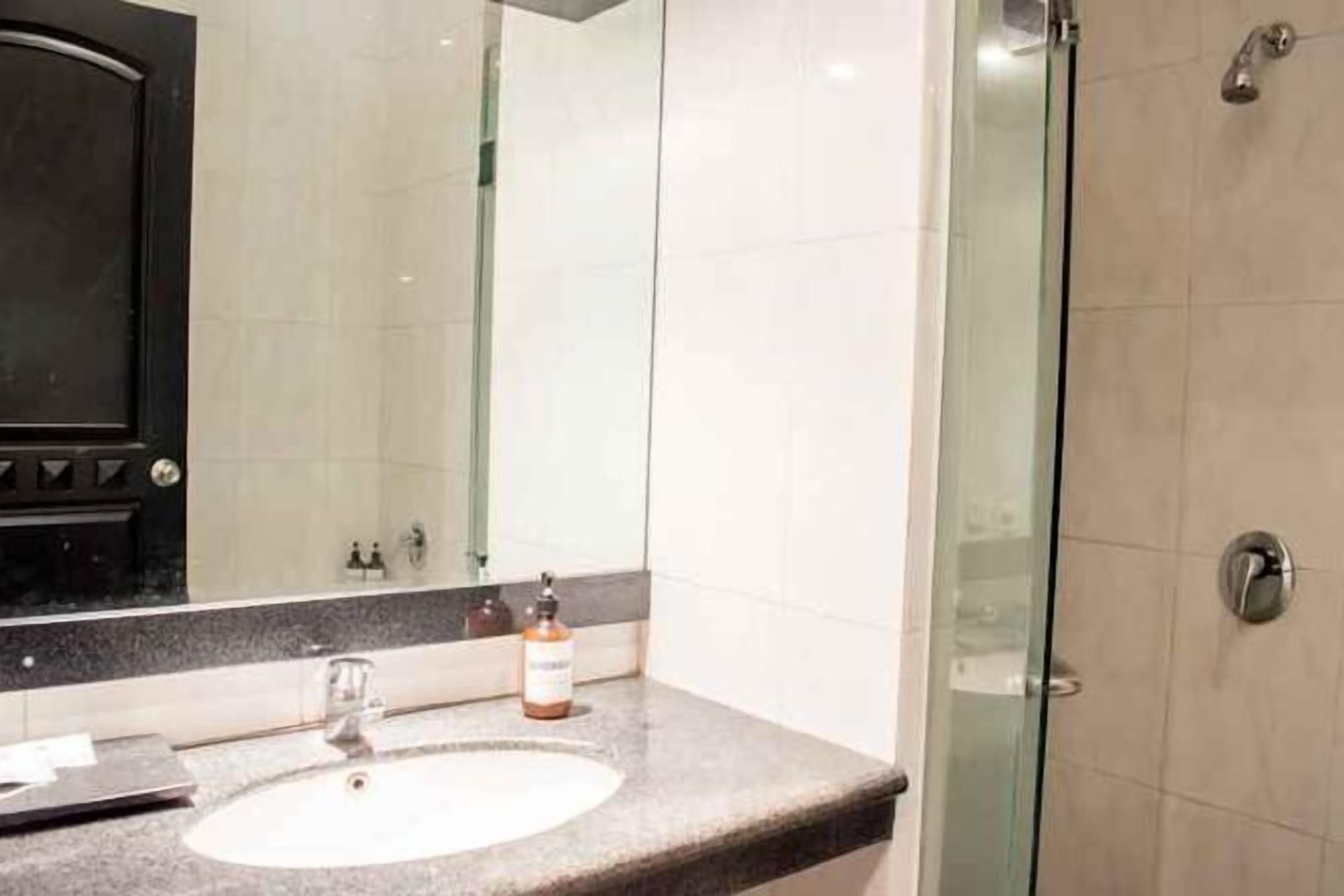 Douche, articles de toilette gratuits, chaussons, serviettes fournies