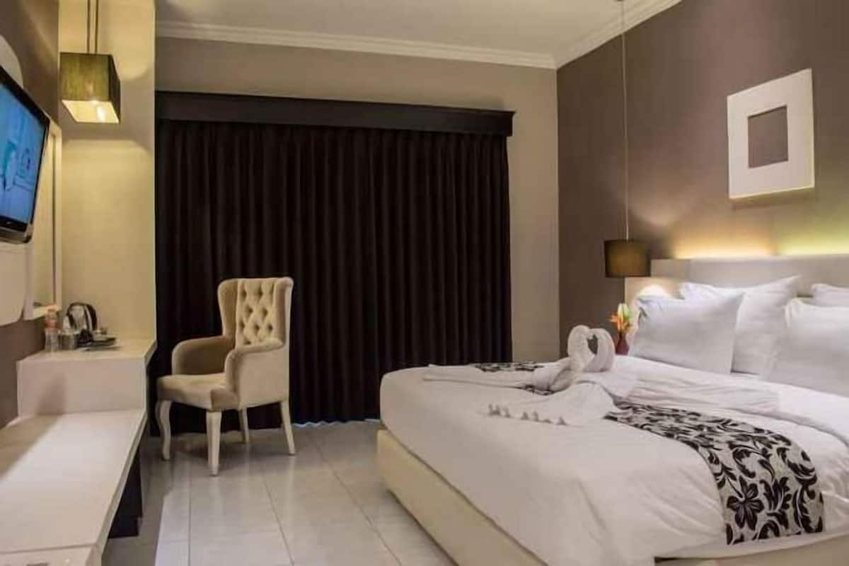 In-room safe, desk, free WiFi, bed sheets