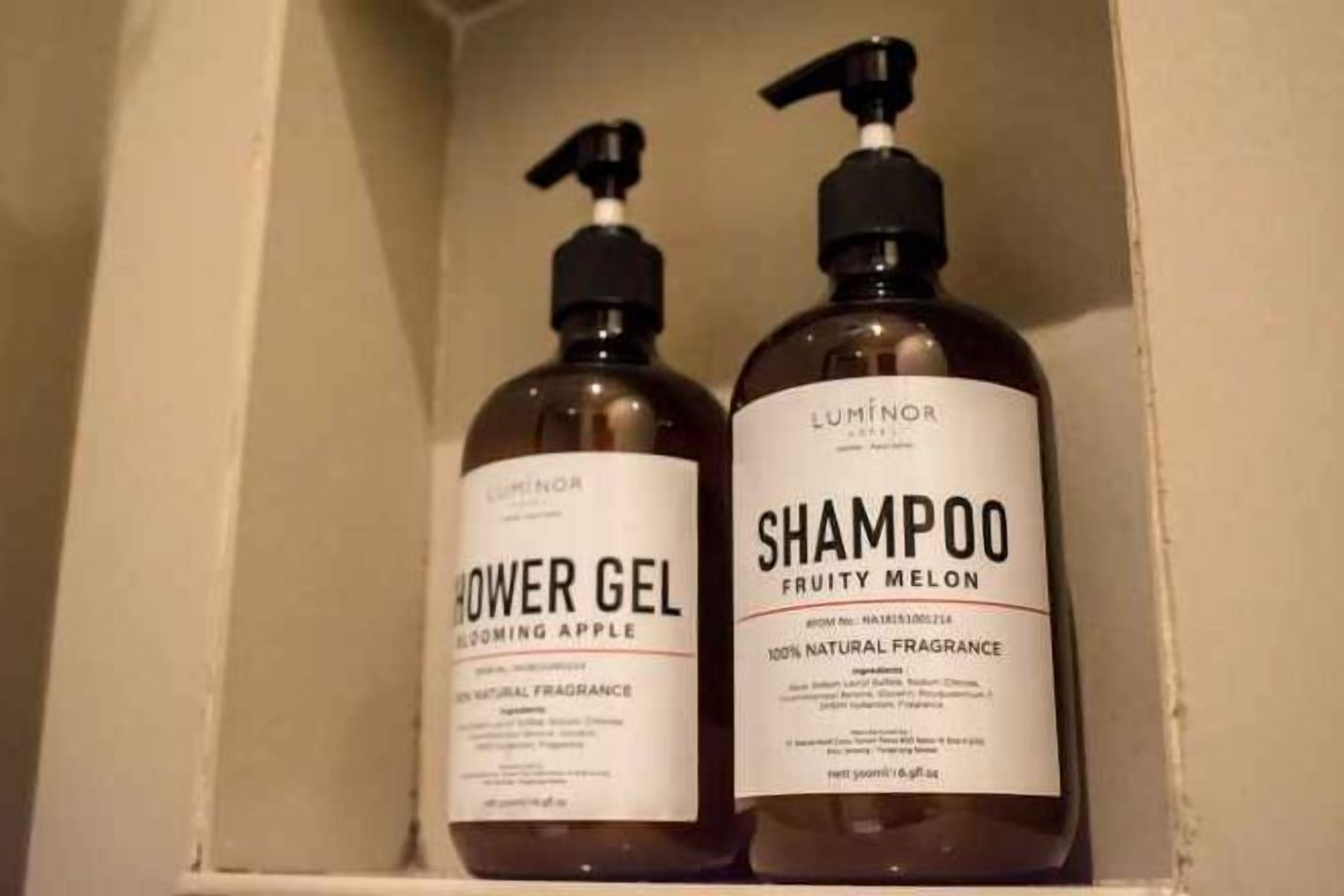 Commodités de la salle de bain | Douche, articles de toilette (gratuits), pantoufles, serviettes fournies